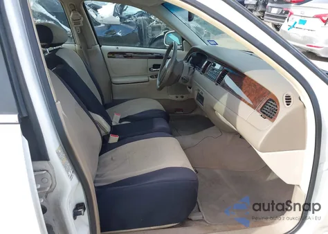 2000 Lincoln Town Car Signature z USA, uszkodzony, nr VIN 1LNHM82W8YY901892